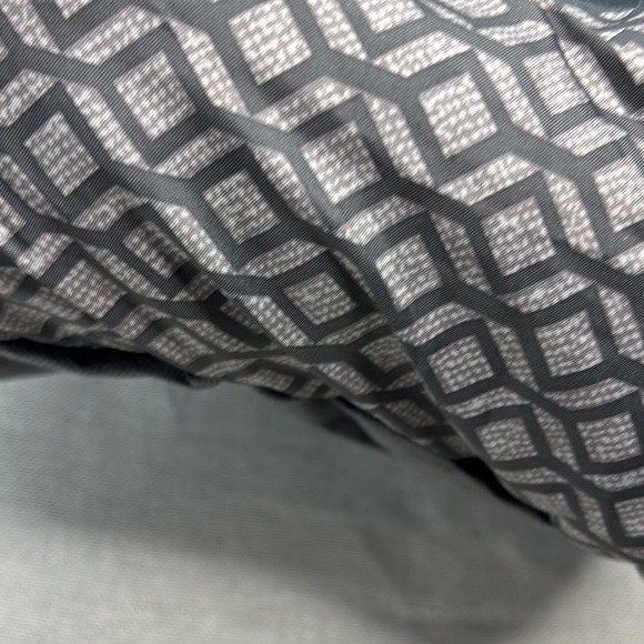 Stylish Gray Pet Small Bed with Geometric Design - Picture 9 of 13